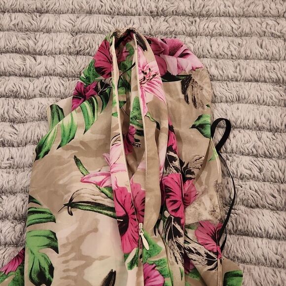 Beautiful
tropical lily and hibiscus floral Guess maxi dress size XS - Picture 6 of 10